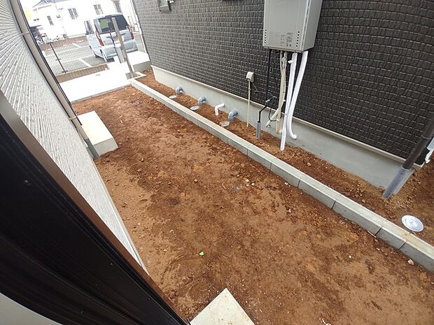 季節のお花を少し楽しむのにちょうどいいサイズのお庭です。