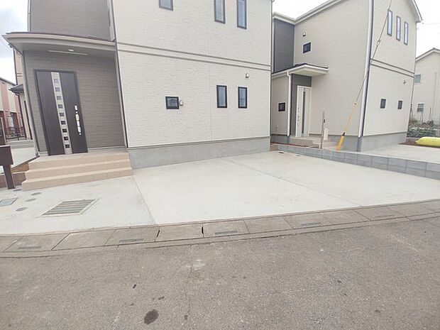 駐車場は2台まで駐車可能。マイカーの車幅もお確かめください。