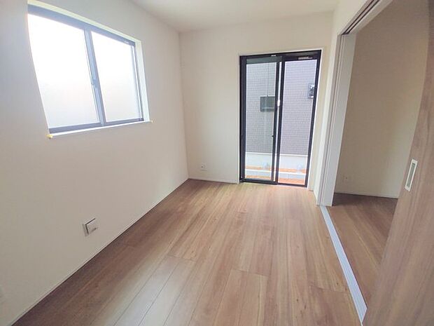 今からここを誰のお部屋にしようか、そんな洋室。大きさは5.06帖です。