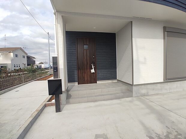 この扉を開けると、新築の木の匂いが待ってます。 