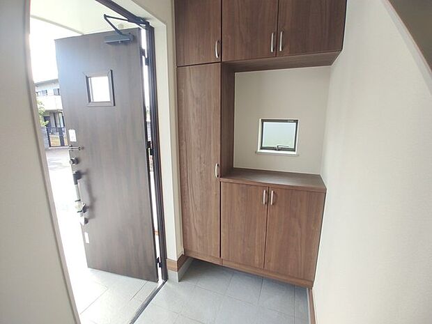 シンプルなデザインの玄関収納。