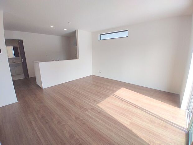 たっぷりの陽光と、心地よい風が舞い込みます。