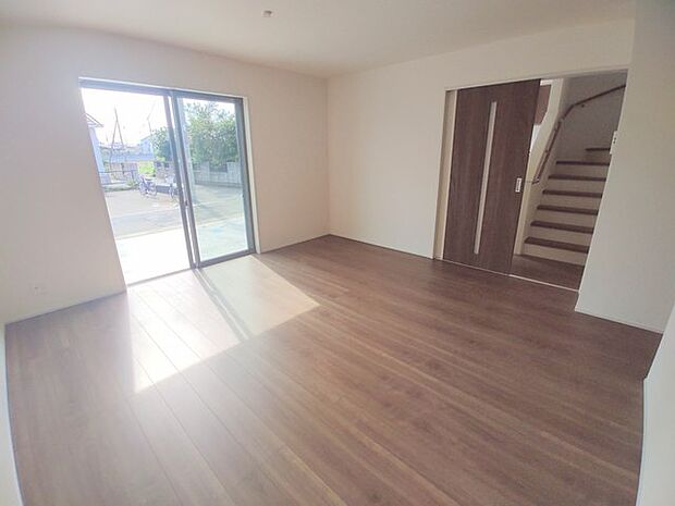 南側に大きな窓を配置、明るいリビングが出来ました。 