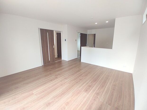 ご家族みんながゆったりくつろげる広々リビング。