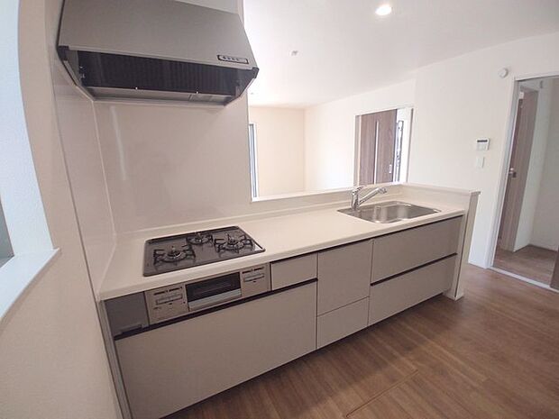 料理をしながらでも、ご家族との会話を楽しめる対面キッチン。