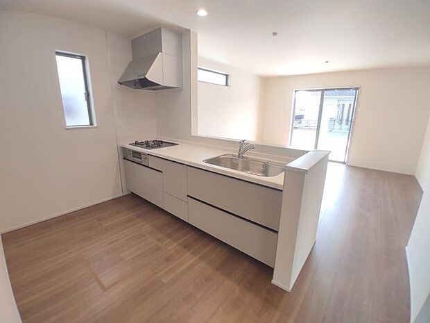 吊戸棚で視界を遮らず、パノラマ感を重視したタイプのキッチンスペース。