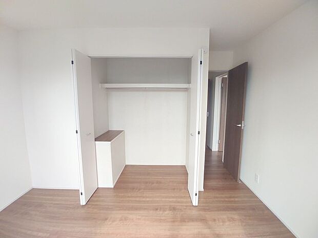 お絵かき、工作、自由研究。お子様の思い出もたっぷり収められる大型収納。