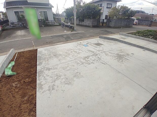 季節のお花を少し楽しむのにちょうどいいサイズのお庭です。 