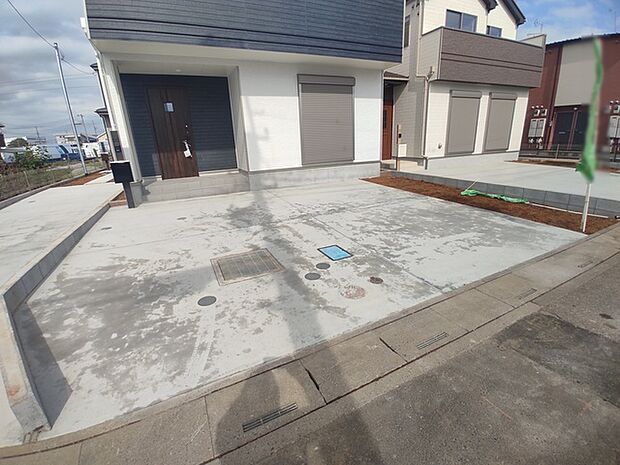 出し入れしやすい並列駐車場(2台可)が嬉しい住まい。