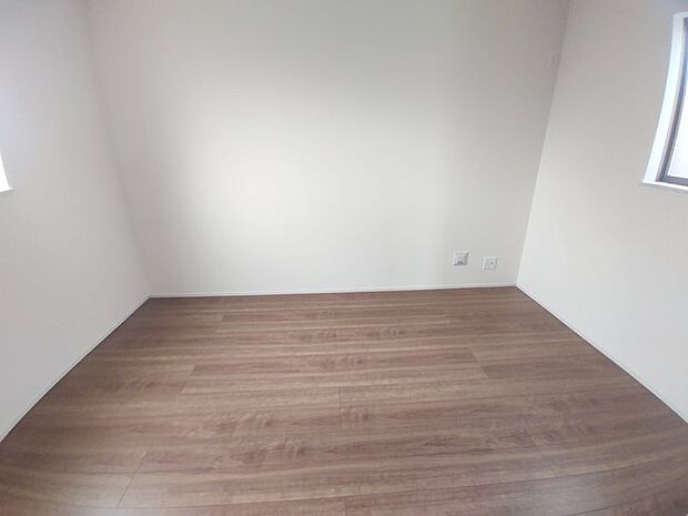 新築の木の匂いのする室内。写真では伝わらないので、ぜひ現地でお確かめください。