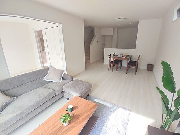 新築の木の匂いのする室内。写真では伝わらないので、ぜひ現地でお確かめください。 