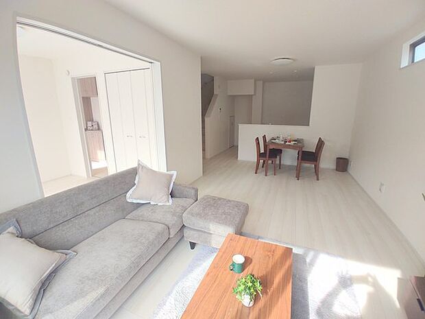 ご家族みんながゆったりくつろげる広々リビング。 