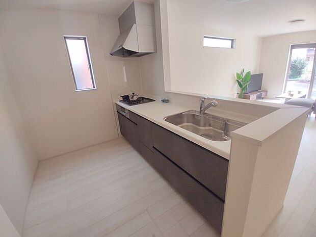 カウンターからはリビングが広く見渡せ、ご家族とのコミュニケーションも弾みます。 