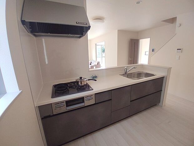 リビングで遊ぶお子様を見守りながらお料理ができる、対面キッチン。 