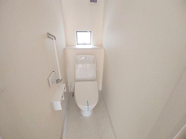 今すぐということはなくとも、いずれはお世話になるお手洗いの手すり付き。もちろんウォシュレットも付いてます。 