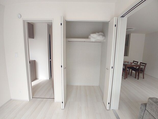 たっぷりの収納スペースで快適に暮らせそう。 