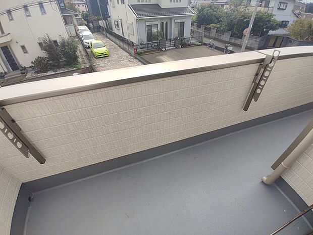 南向きバルコニーでお洗濯ものはいつもカラッと乾きます。 