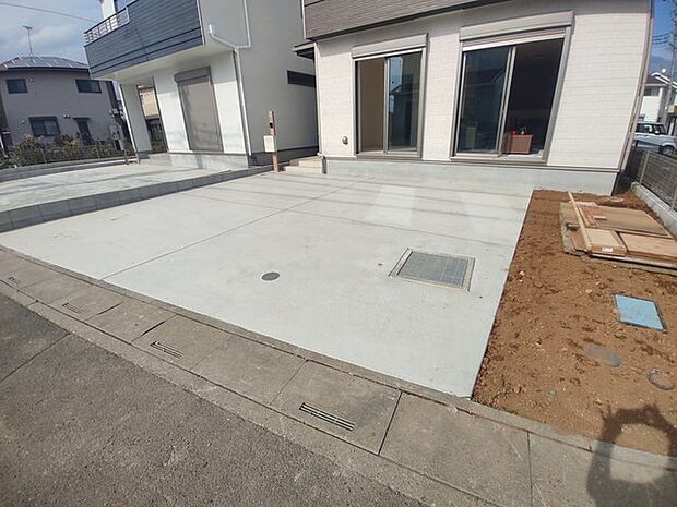 並列2台駐車可能な、ゆとりのカースペースがここに。 