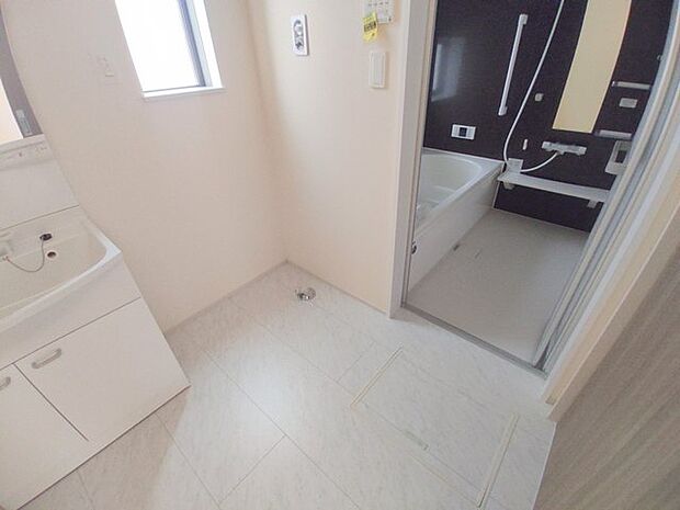 ドライヤーの風に包まれながら、今日一日の終わりを感じる。そんな、地味だけど決して無くてはならない、名脇役。 