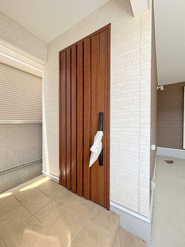 この扉を開けると、新築の木の匂いが待ってます。