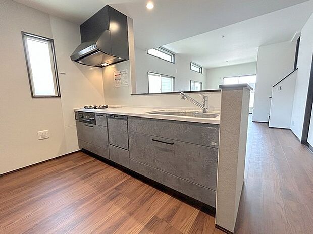 料理をしながらでも、ご家族との会話を楽しめる対面キッチン。