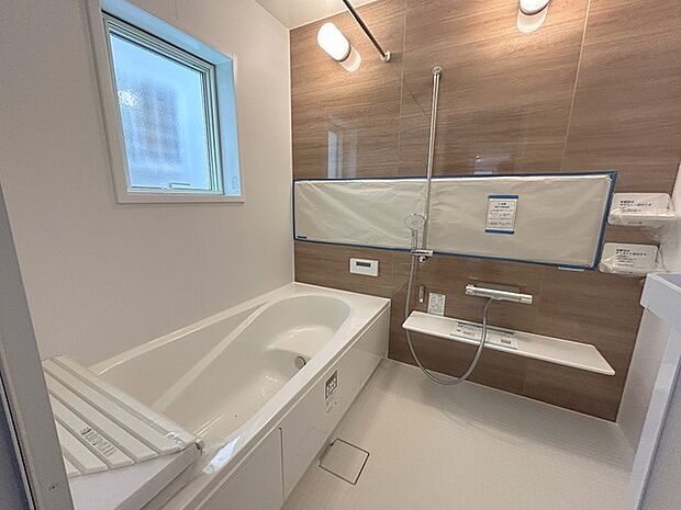 広々1坪タイプのゆったり浴室ユニット。防カビ・抗菌素材なのもうれしい。