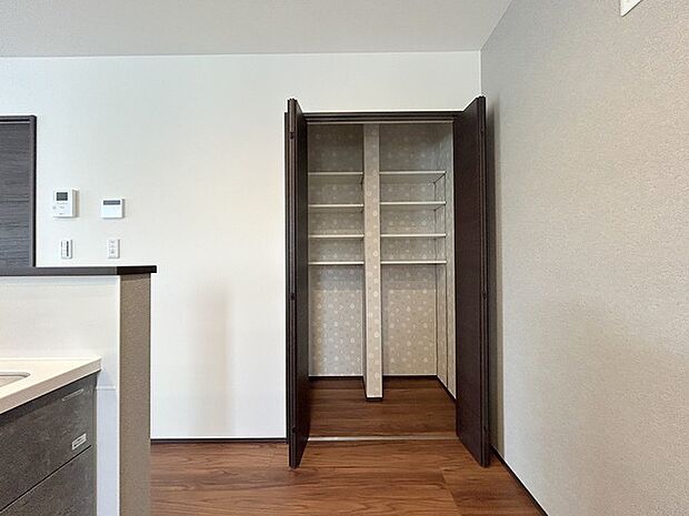 キッチンの脇に、この収納があるだけで、キッチン動線が変わりますね。