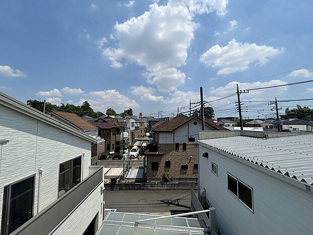 住宅街の中の一戸建て、あたりはほとんど住宅です。