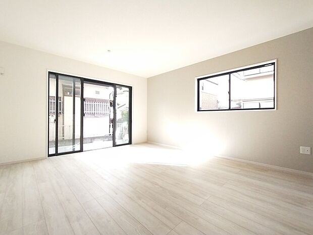 ご家族みんながゆったりくつろげる広々リビング。