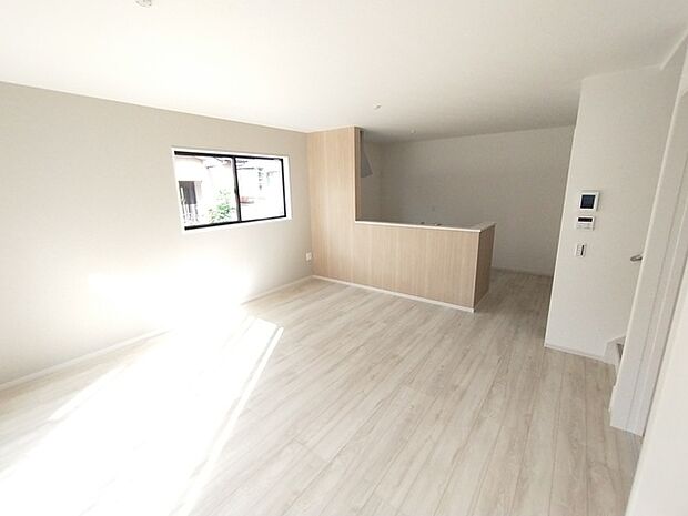 ご家族みんながゆったりくつろげる広々リビング。 