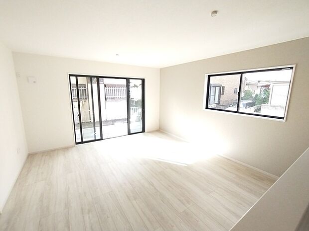 ご家族みんながゆったりくつろげる広々リビング。 