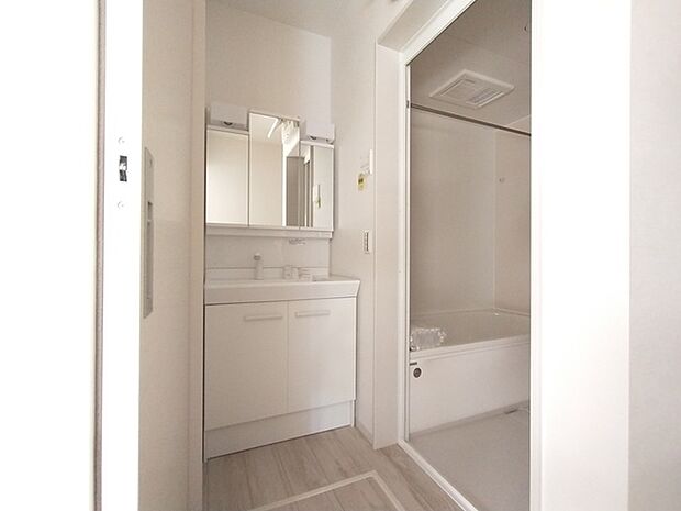 洗面化粧台は清潔感の漂うホワイトをベースカラーに、シンプルなデザインで。 