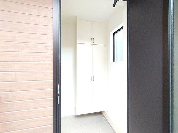 玄関がいつも片づく大容量シューズボックス。 