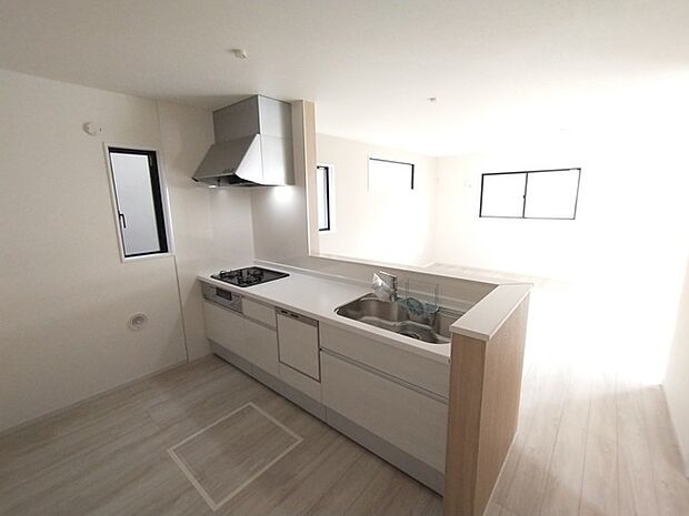 リビングで遊ぶお子様を見守りながらお料理ができる、対面キッチン。 