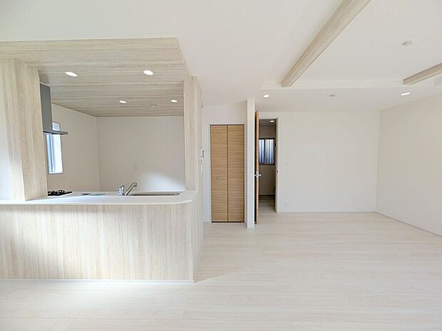 新築の木の匂いのする室内。写真では伝わらないので、ぜひ現地でお確かめください。 