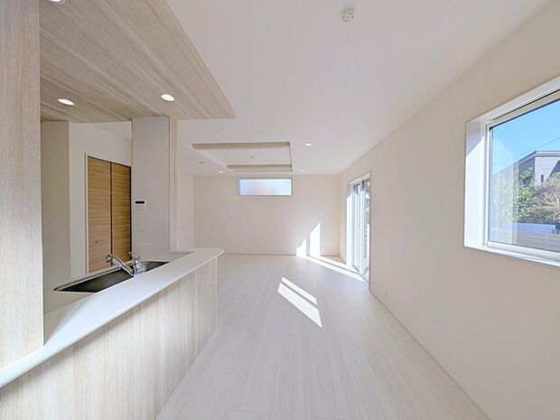 ご家族みんながゆったりくつろげる広々リビング。 