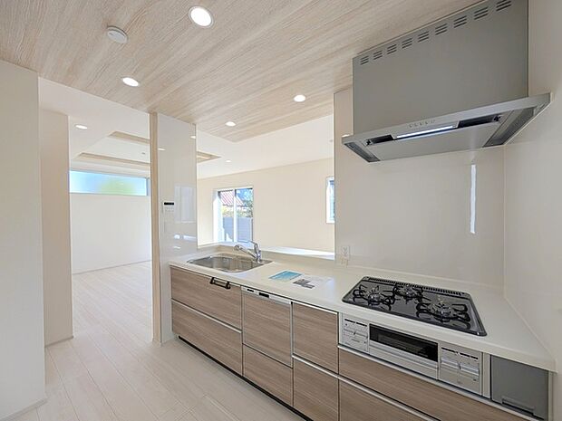 料理をしながらでも、ご家族との会話を楽しめる対面キッチン。 