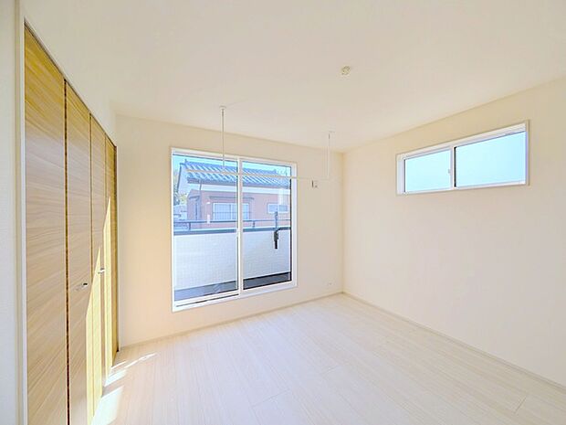 大きめのベッドを置いても、まだゆとりが持てる大きさ。11.37帖の主寝室。