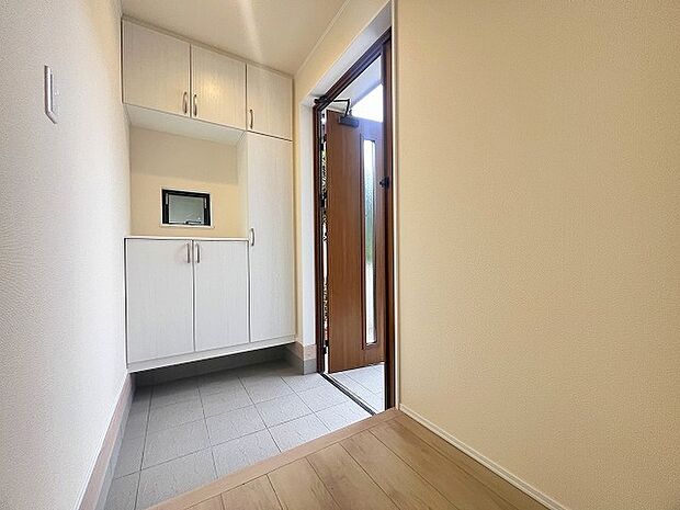 玄関を開けたらシューズボックス、使いやすい配置です。