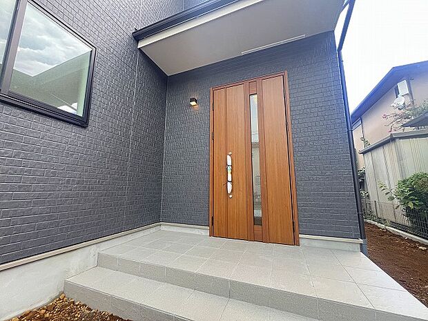 ポーチのついた新築分譲物件。玄関の印象はいかがでしょうか?入口からご覧ください。