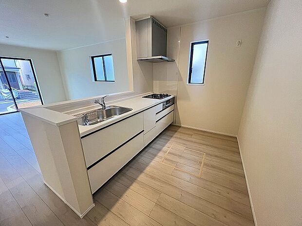 リビングで遊ぶお子様を見守りながらお料理ができる、対面キッチン。