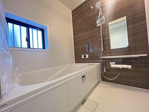 広々1坪タイプのゆったり浴室ユニット。防カビ・抗菌素材なのもうれしい。