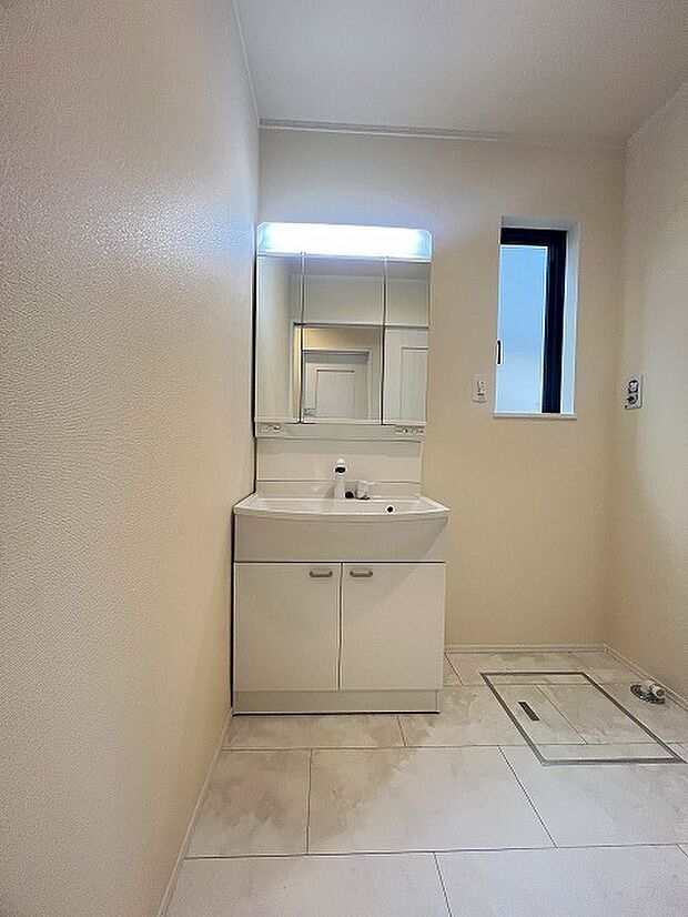 三面鏡を採用した洗面化粧台。鏡の裏にも収納スペースがあります。