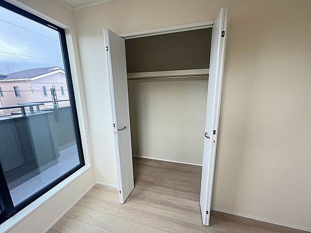 季節物の衣類もスッキリ収納できる、クローゼット。