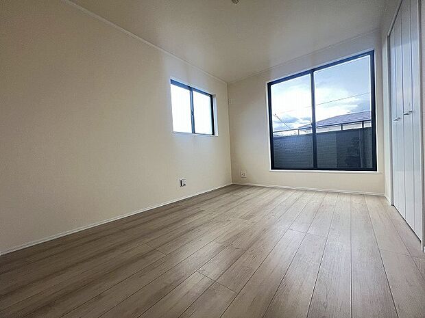 広々バルコニーから、たっぷり太陽の恵みが得られます。