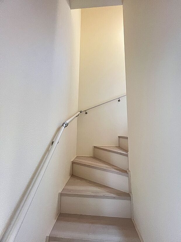 安心安全な手すり付き階段