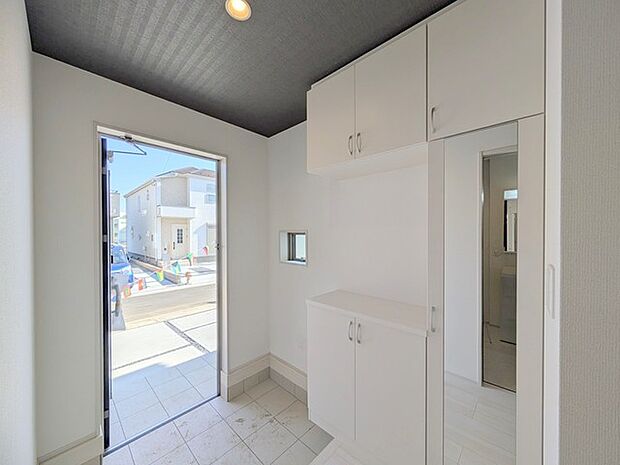 シンプルなデザインの玄関収納。