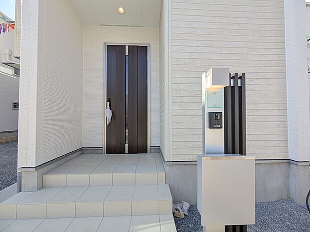 新築の玄関扉。きっと今のお家より重厚感が違います。 