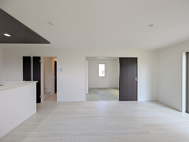 開放感と採光にこだわった、16帖のLDK。