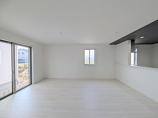 新築の木の匂いのする室内。写真では伝わらないので、ぜひ現地でお確かめください。 